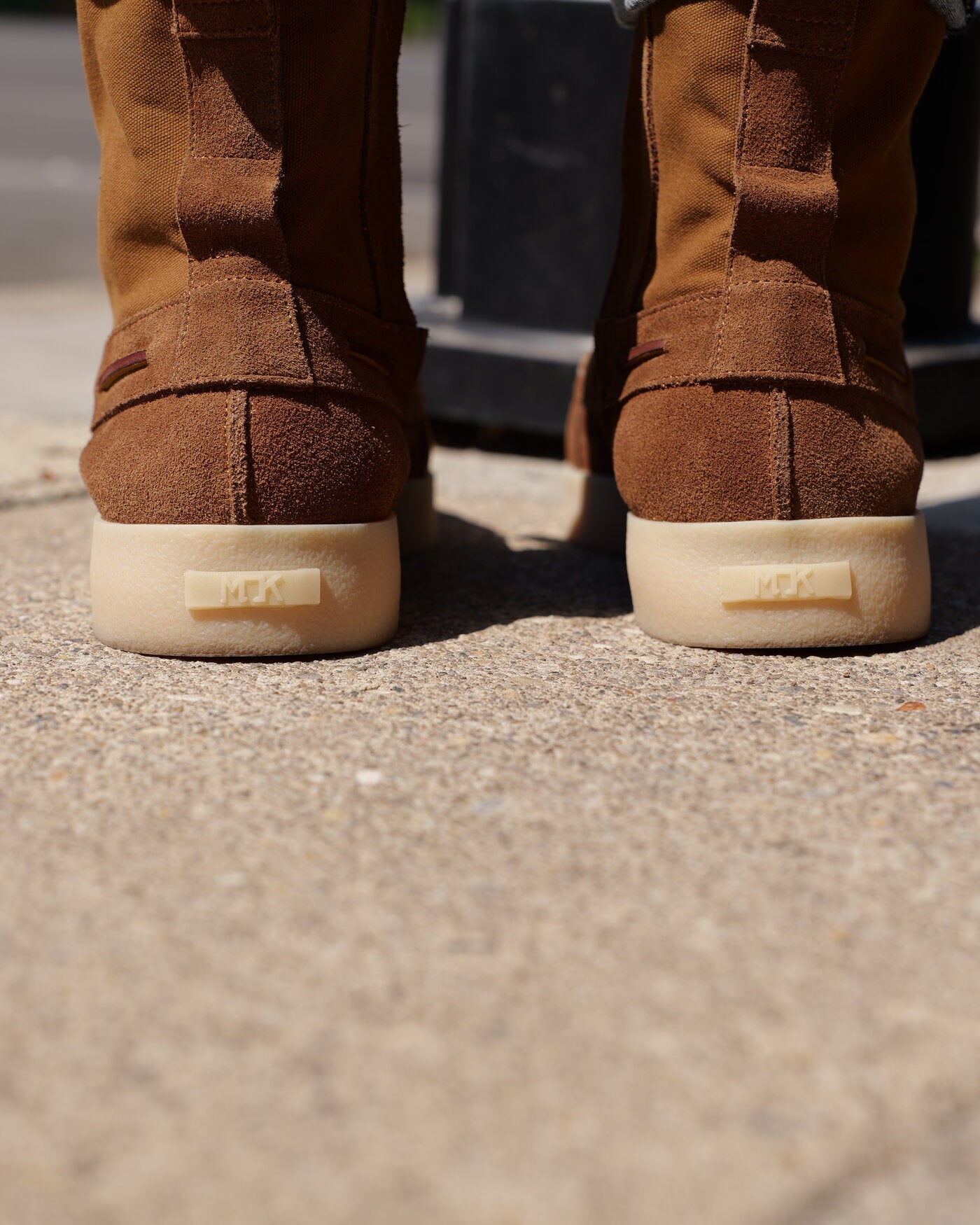 Heel detail showing the embossed MOK logo on the cream cupsole